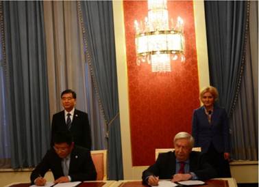 2013年3月，2副总理汪洋见证中国旅游研究院、黑龙江大学与圣彼得堡国立经济大学签署三方合作协议.jpg